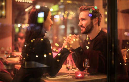 Jeunes mariés qui partagent un dîner en amoureux pour leur anniversaire de mariage